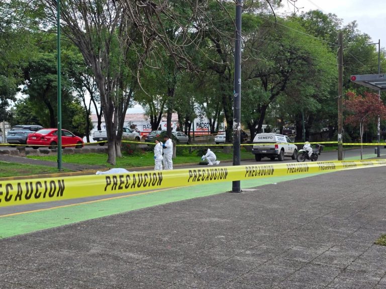 Adulta mayor muere al sufrir aparente caída frente al Aurrera Tres Puentes, en Morelia