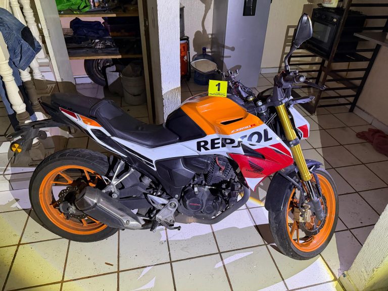 Asegura FGE motocicletas, narcóticos, autopartes y aditamentos de armamento durante cateo en Morelia