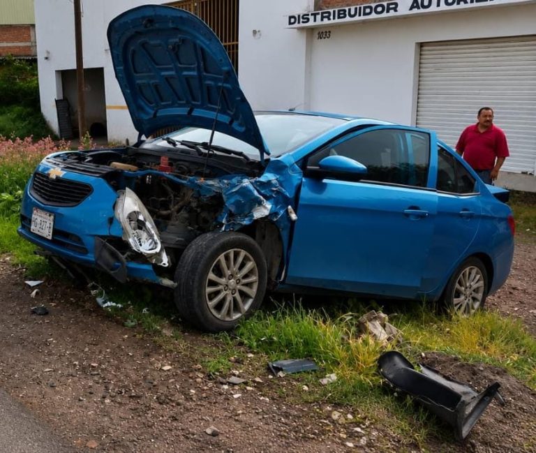 Conductor huye tras provocar choque en La Piedad; pierde la placa y la fascia de su vehículo