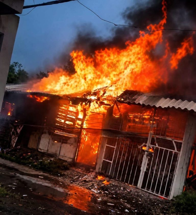 Voraz incendio consume inmueble en la colonia San Juan Evangelista de Uruapan; bomberos continúan con las labores