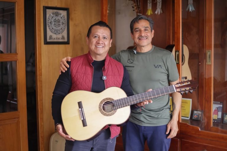 Entre nostalgias y guitarras, Torres Piña vuelve a Paracho, su tierra natal
