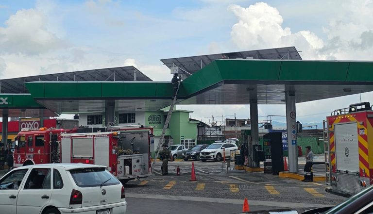 Se registra conato de incendio en sistema de paneles solares de gasolinera, en Uruapan