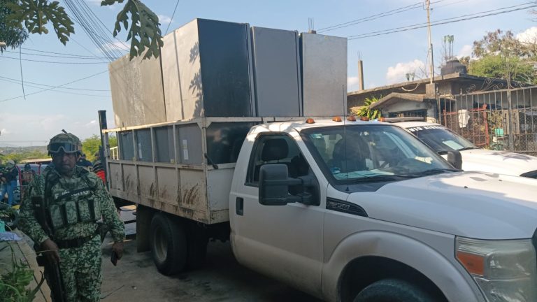 En cateo, asegura FGE 13 refrigeradores que habían sido robados a una empresa refresquera en Lázaro Cárdenas