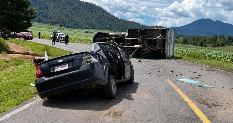 Dos hombres mueren prensados tras choque y volcadura, en Paracho