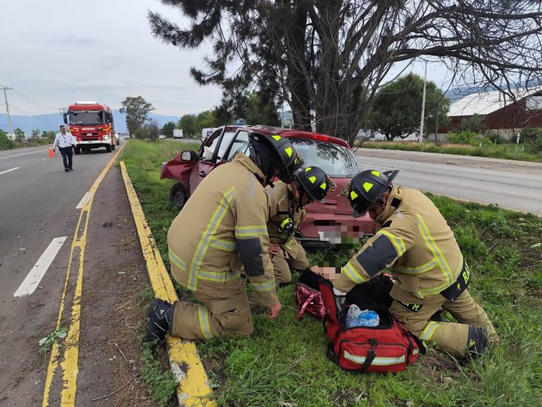Una mujer herida tras chocar contra un árbol, en la Morelia – Pátzcuaro