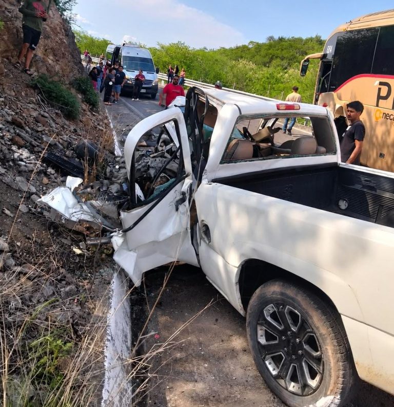 Fatal choque entre autobús y camioneta, en la libre Uruapan – Lázaro Cárdenas