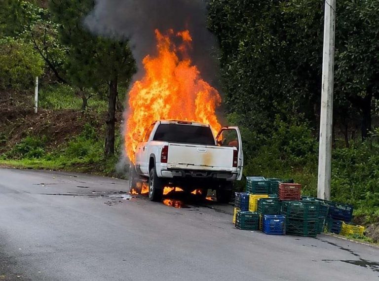 Camioneta cargada con aguacate arde en llamas sobre la carretera Tancítaro-San Juan Nuevo