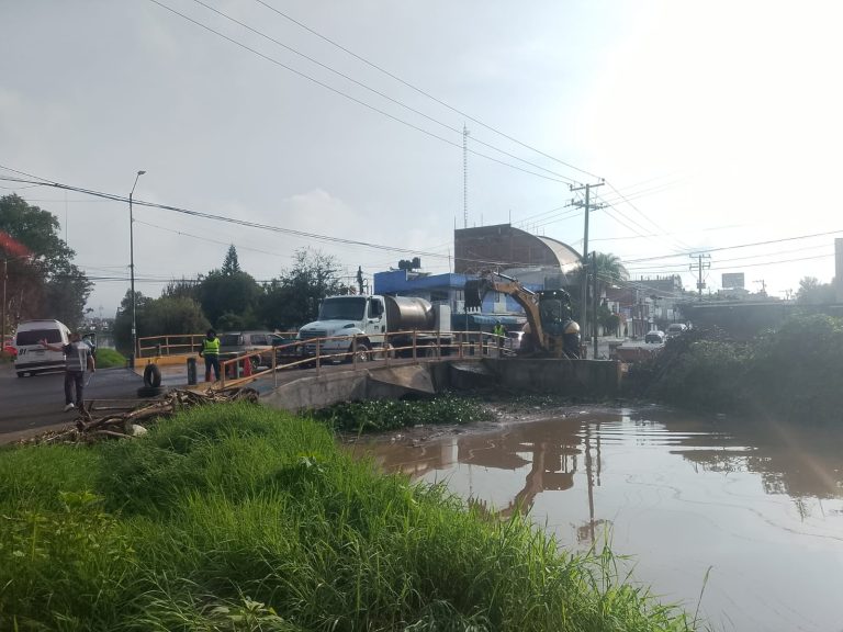 Continúan trabajos de desazolve del Dren Barajas
