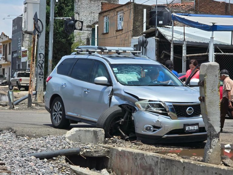 Camioneta es impactada por el tren en Morelia; conductora sufre crisis nerviosa