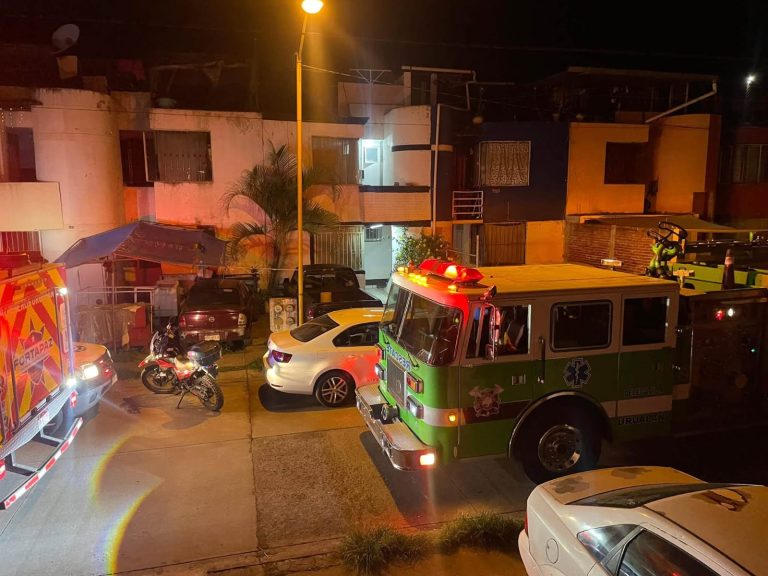 Incendian automóvil durante la madrugada en el fraccionamiento Valle Real, en Uruapan