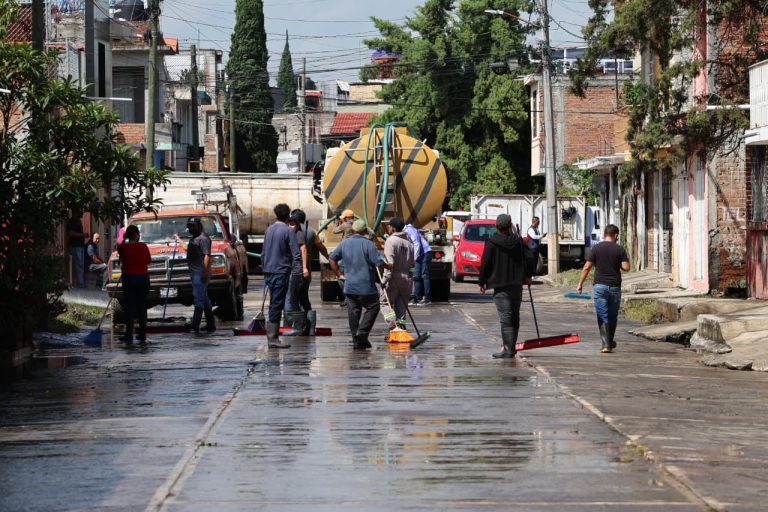 Continúan labores de limpieza y apoyo en colonias afectadas por lluvias