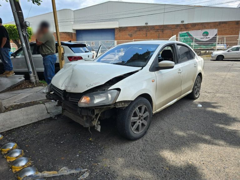 Se registra choque entre dos vehículos en la avenida Madero Poniente de Morelia; hay dos heridos