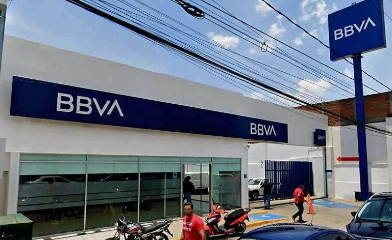 Delincuentes asaltan a cuentahabiente afuera de un BBVA en Morelia