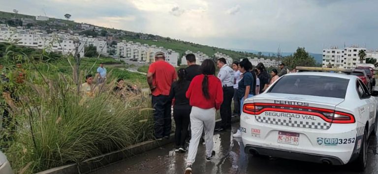 Camioneta cae a canal pluvial en Villas Oriente, Morelia; el ocupante resulta herido