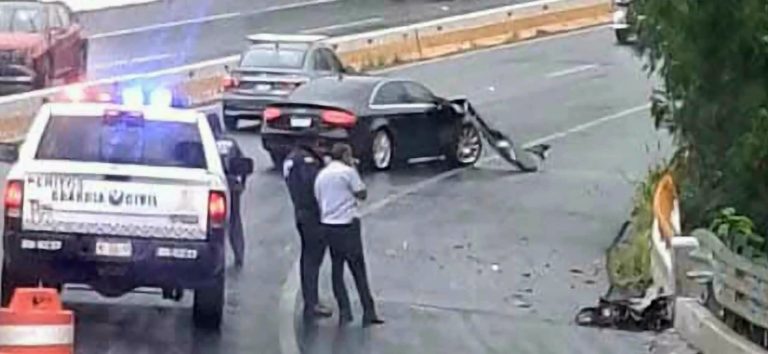Auto choca contra muro de contención en la Morelia-Pátzcuaro