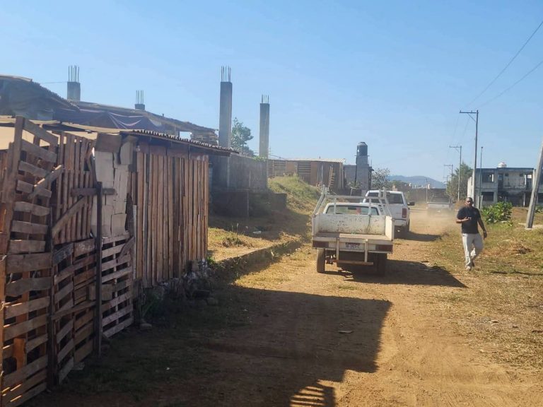 Autoridades intentan desalojar predio invadido en Uruapan; «paracaidistas» los confrontan