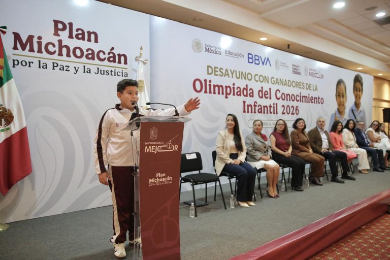 Reconoce Bedolla el talento estudiantil, entrega laptops a los 52 ganadores de la Olimpiada del Conocimiento Infantil 2026