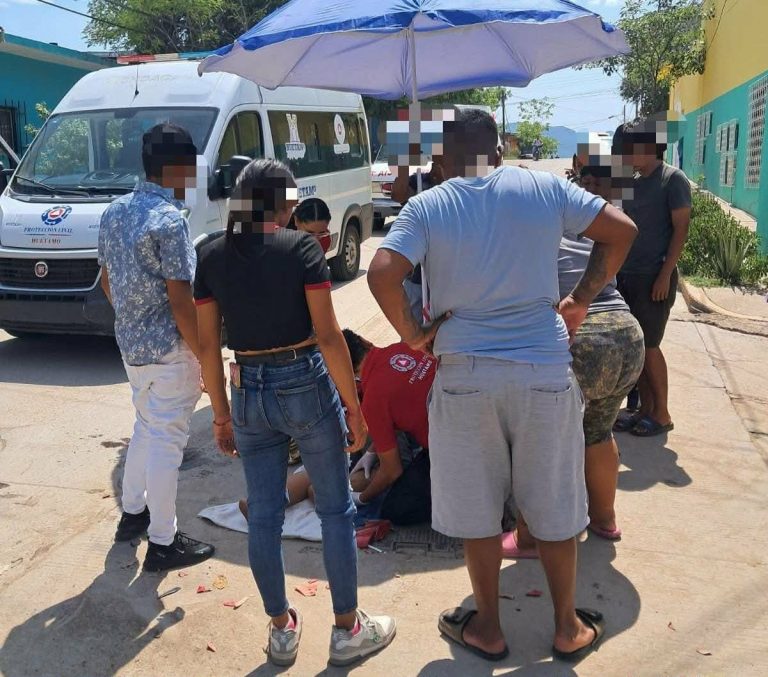 Choque entre moto y camioneta deja dos adolescentes heridos en Huetamo