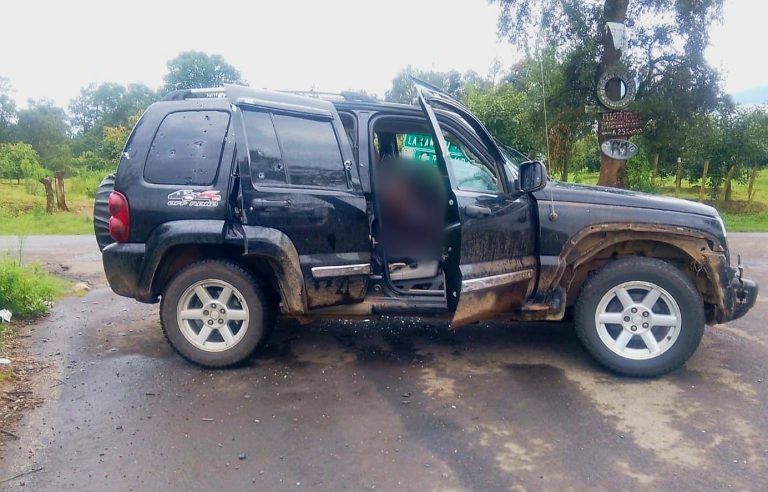 Con armas largas ejecutan a conductor de camioneta, en Tangancícuaro