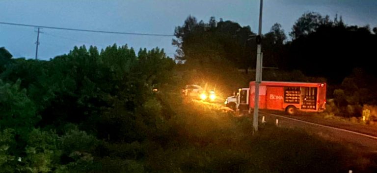Sujetos armados bloquean la Morelia-Quiroga con dos vehículos de carga atravesados