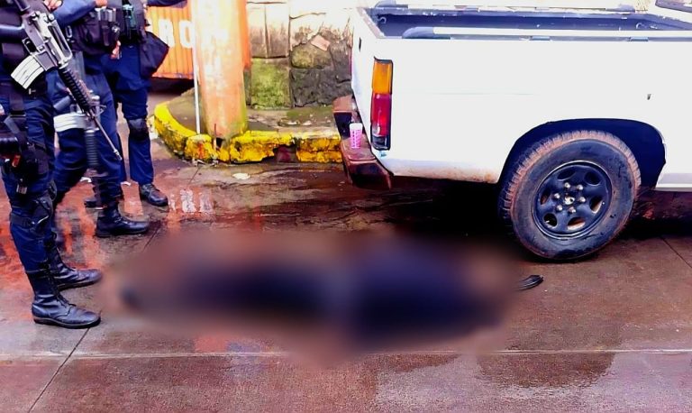 Ejecutan a un hombre en Cotija; junto al cuerpo aseguran cargadores para fusil y equipo táctico