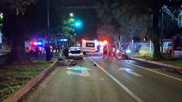 Graves dos motociclistas tras chocar contra un vehículo, en la colonia Morelos de Uruapan