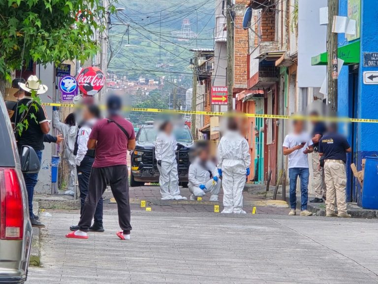 Motociclista balea a dos hombres que bebían cerveza afuera de tienda en Santa María de Guido