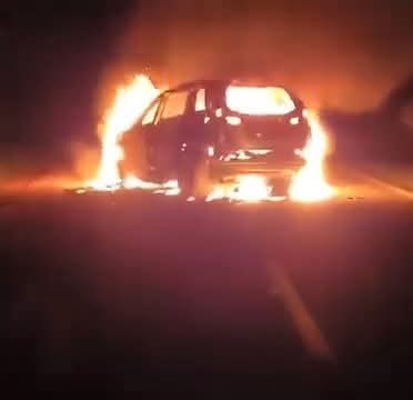 Sujetos armados incendian camioneta sobre la carretera Zacapu-Erongarícuaro