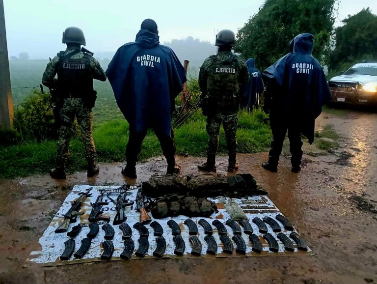 Delincuentes abandonan camioneta robada con armas, droga y equipo táctico en Erongarícuaro