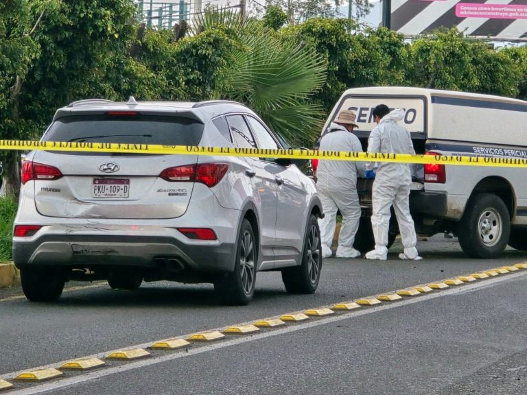 Motorepartidor muere tras ser impactado por camioneta en el Libramiento Sur de Morelia; hay un herido