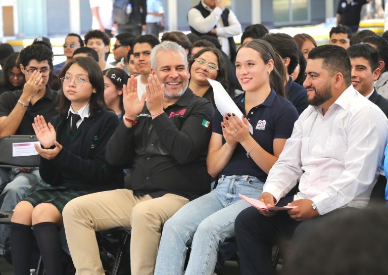 Ciclo escolar 2026-2027 llegará con internet gratuito para estudiantes, a través de D4TA: Bedolla