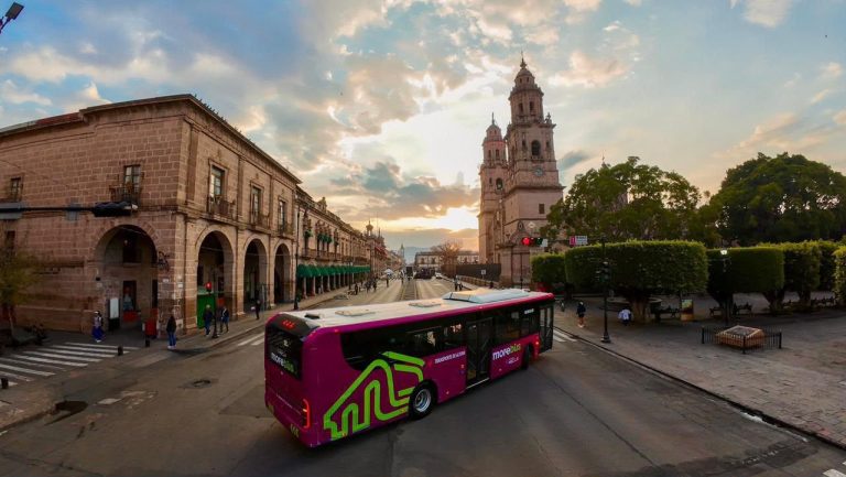 Unidades y estaciones del Morebús tendrán videovigilancia conectada al C5: Bedolla