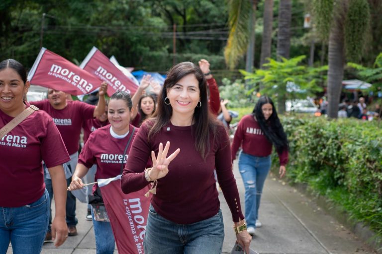 Gaby Molina recorre Uruapan y comparte los logros de la transformación con familias y comerciantes