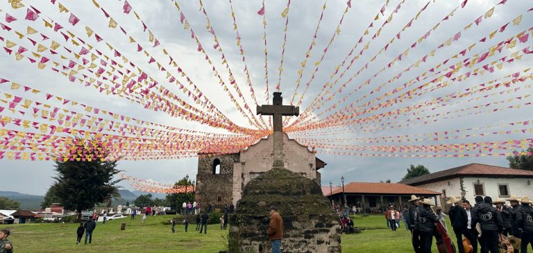 Música y danza tradicional de 9 entidades, en Zirosto