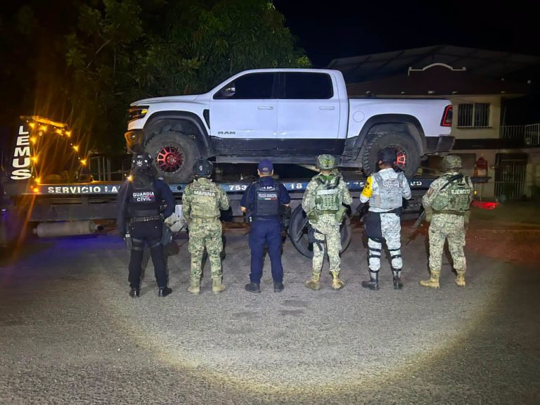 Aseguran camioneta blindada con alteraciones en sus medios de identificación en Lázaro Cárdenas