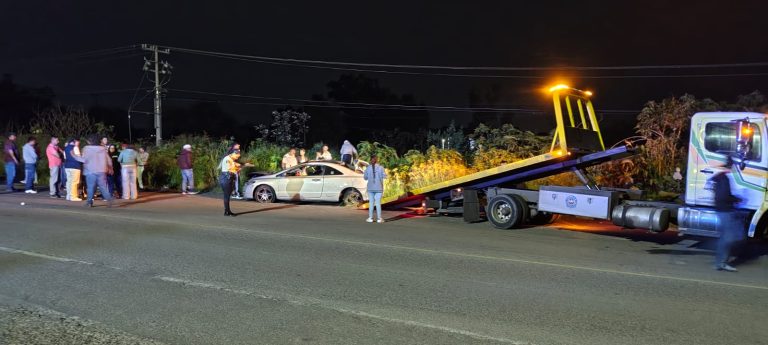 Vuelca vehículo en la Morelia-Charo; hay dos heridos