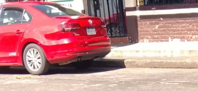 Hombre fallece al interior de su automóvil en la colonia Chapultepec, en Morelia