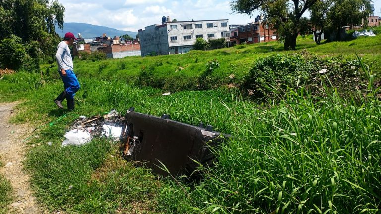 Adolfo Torres llama a evitar el abandono de basura en canales; detectan muebles en el dren Carlos Salazar