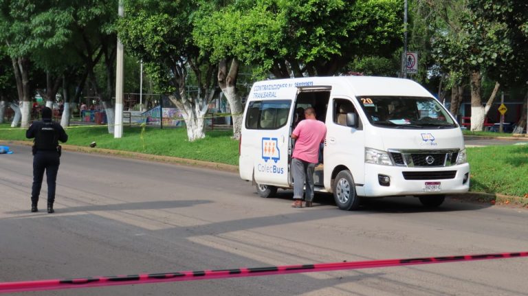 Menor pierde el control de su moto tras presuntamente caer a un bache y muere al ser arrollada por una combi