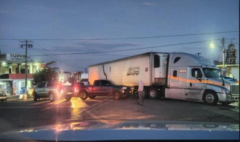 Por segundo día, bloqueos mantienen paralizada la carretera Uruapan-Los Reyes