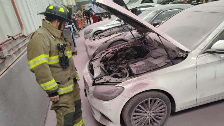 Fuga de gasolina provoca flamazo en taller de una agencia automotriz de Morelia