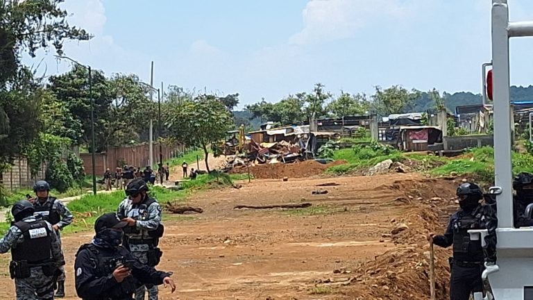 Autoridades desalojan a invasores de predio tras enfrentamiento, en Uruapan