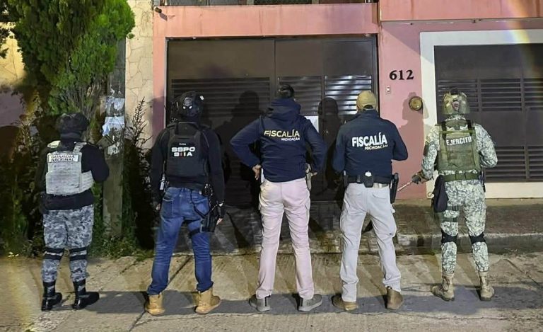 Cateos en Morelia dejan 2 presuntos narcomenudistas detenidos y droga asegurada