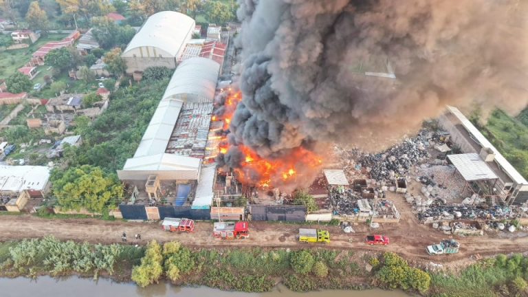 Se incendia fábrica de estopa y material reciclable en el norte de Morelia