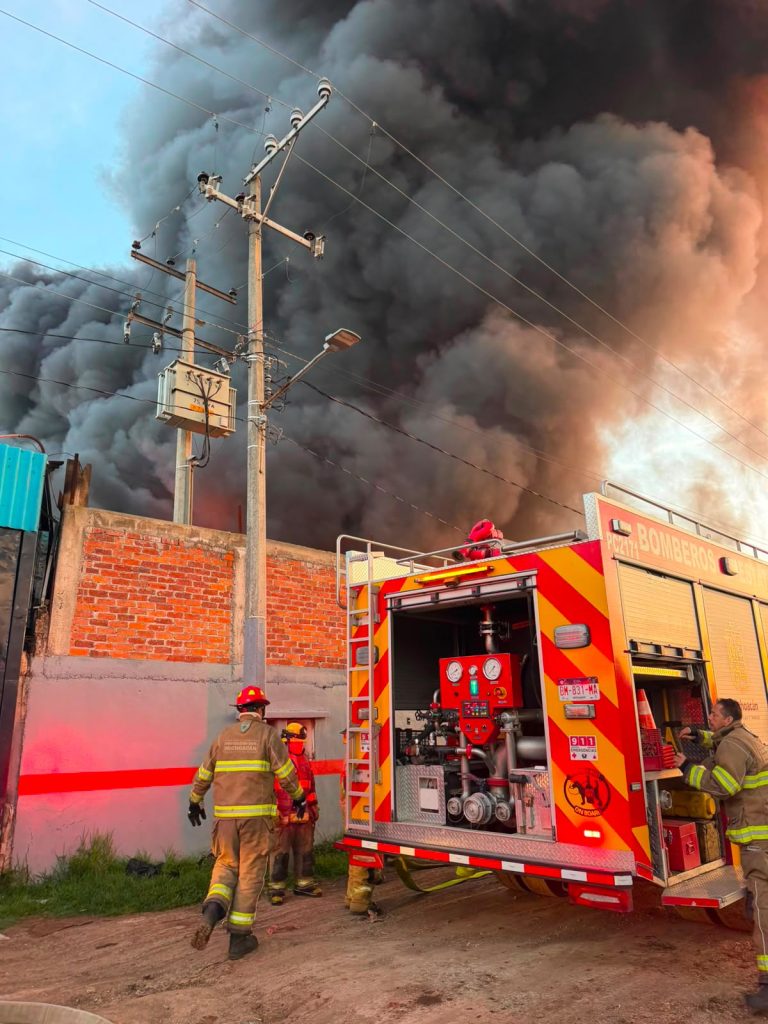 Atiende PC Estatal incendio en fábrica de reciclaje en Morelia