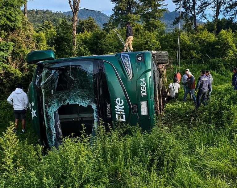 Preliminat, 10 heridos deja volcadura de un autobús, sobre la carretera Uruapan-Paracho