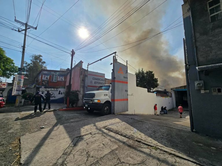 Bomberos controlan incendio en bodega de fábrica de estopas e hilos en Morelia