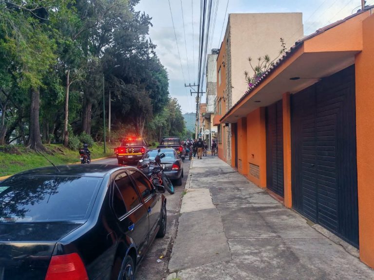 Detienen a 2 presuntos robacarros tras persecución en Morelia; policías recuperan dos vehículos