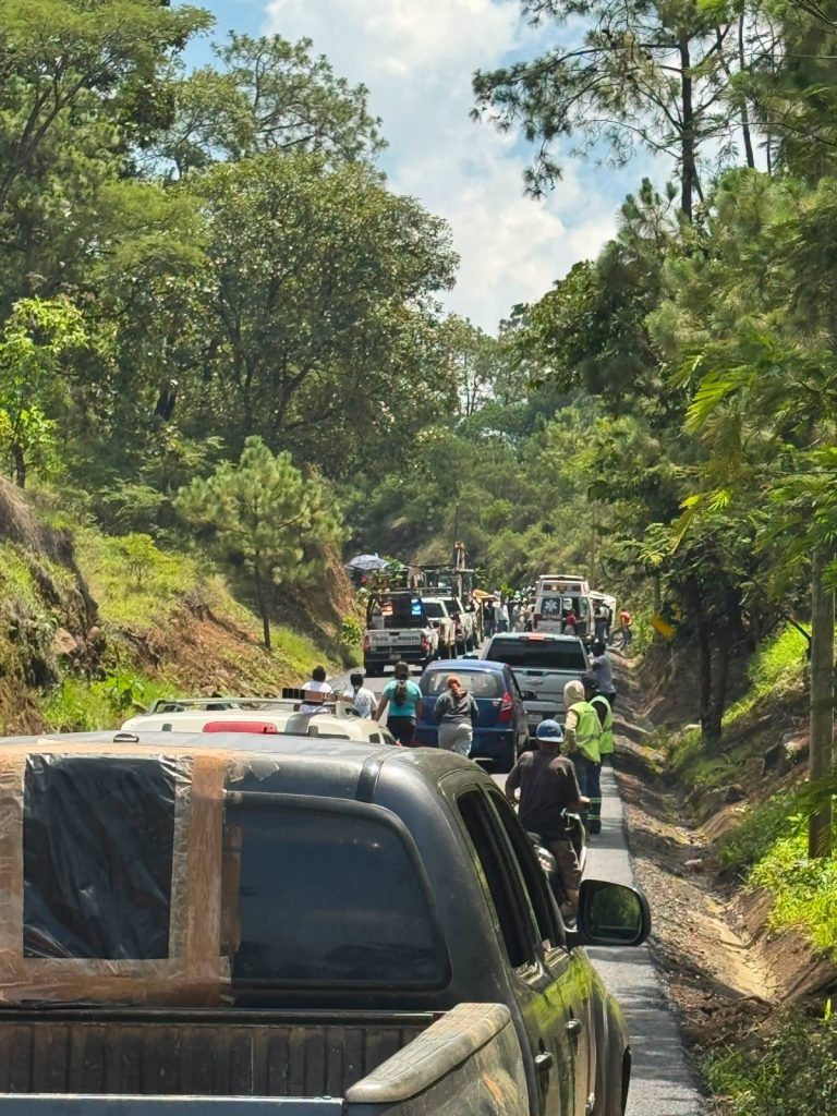 Choque entre combi y camioneta deja varios lesionados en la carretera Los Reyes-Pamatácuaro