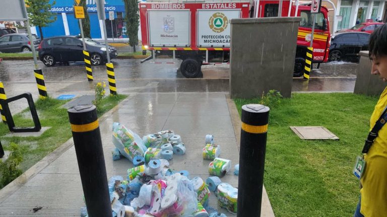 Reporte de incendio en Bodega Aurrera Indeco moviliza a los Bomberos, en Morelia